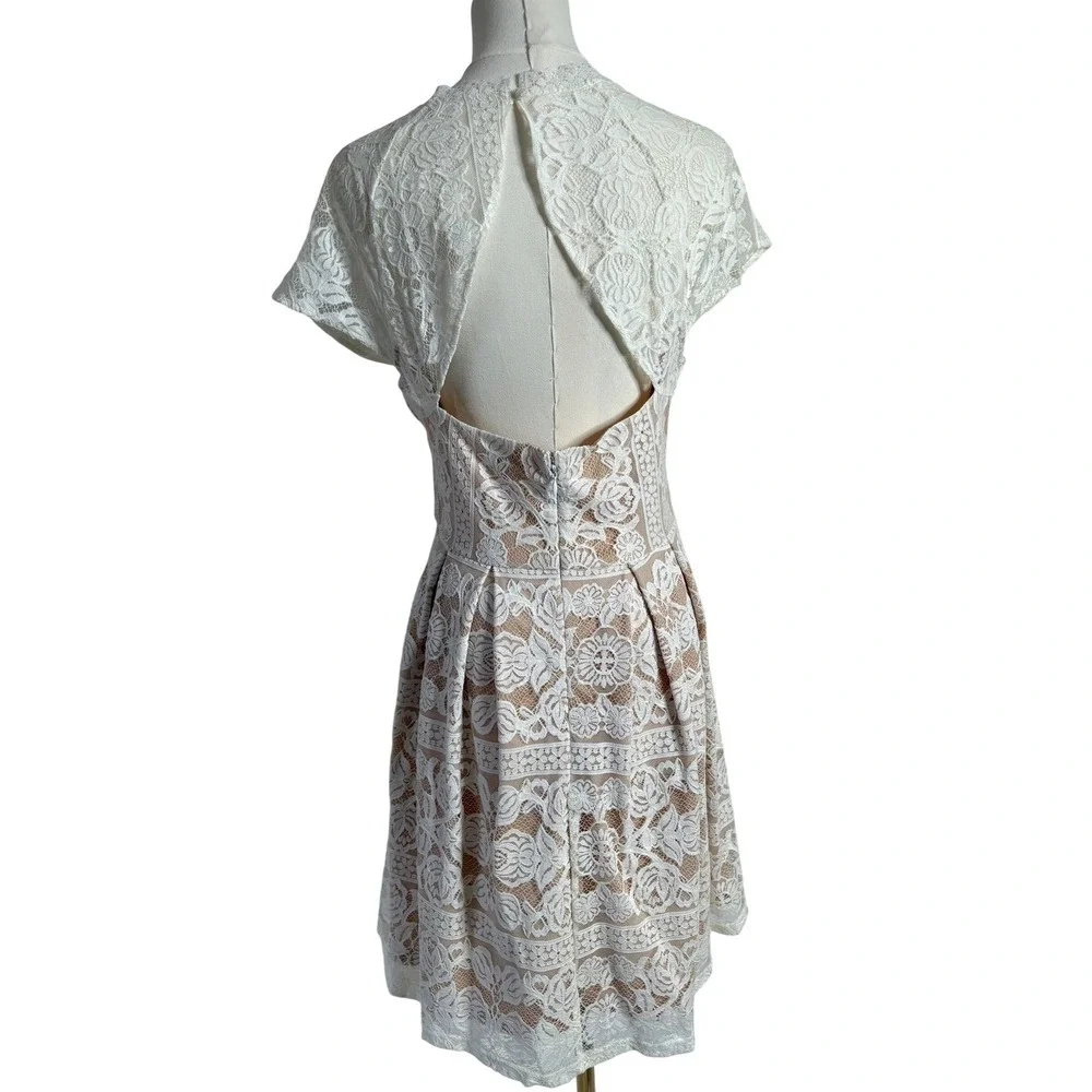 Francesca's Lace Dress Medium Ivory‎ Nude Overlay Fit & Flare Short Sleeve